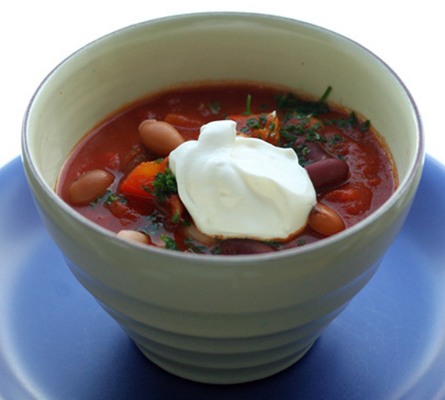 Het bönsoppa med tomat, rostad paprika och fetaröra