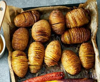 Hasselbackspotatis och morötter med vitlökssmör och parmesanost