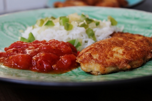 Kyckling Piccata med egen tomatsås, lök- och paprikaris