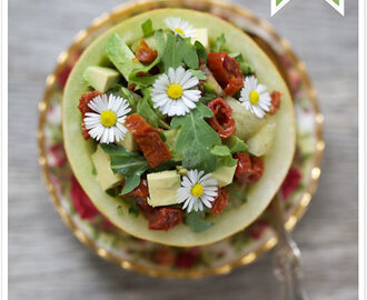 Enkel, nyttig lunch i en melonskål