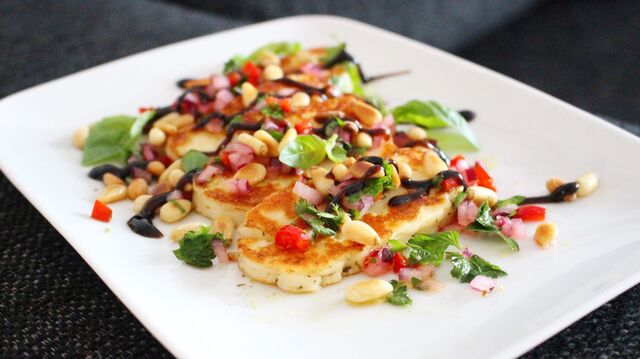 Halloumi med chili, citron och rostade pinjenötter