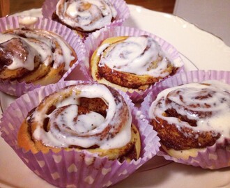 Amerikanska cinnamon buns med cream cheese-glasyr!