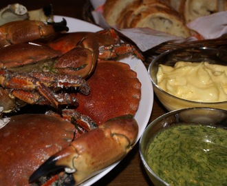 Kokt krabba med aioli och hovmästarsås