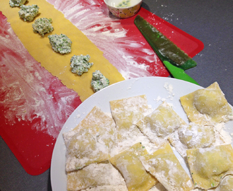 Broccoli- och ricottafylld ravioli med brynt pumpasmör