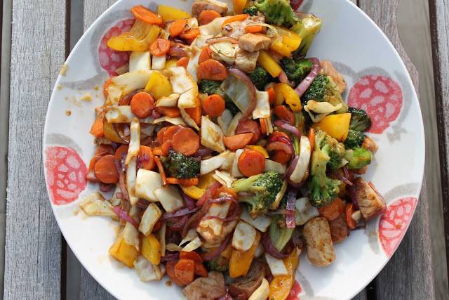 Teriyaki-wok med nudlar och grönsaker