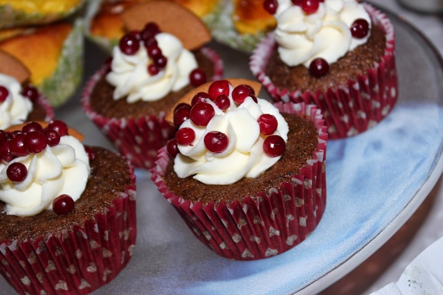 Pepparkakscupcakes med cream cheese-frosting och lingon