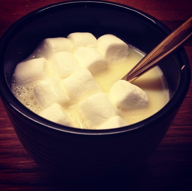 Varm vitchoklad med mörk rom och marshmallows