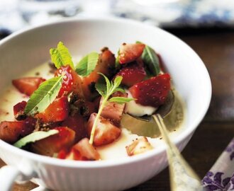 Fläderblomsfromage med jordgubbssallad och rågbrödskrisp