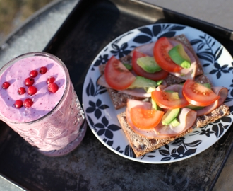 Syrlig supersmoothie med röda vinbär och lingon