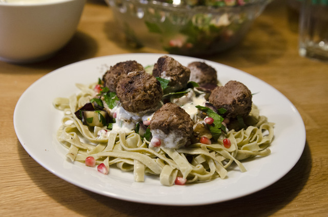 Hemmagjorda köttbullar med apelsin yoghurt