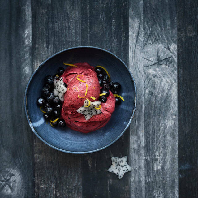 Hälsoliv on Instagram: “Sugen på något glassigt och gott? ? Gör en läcker och krämig blåbärsnice cream med blåbär i citronlag.?? ••• Ingredienser (4 portioner) :…”