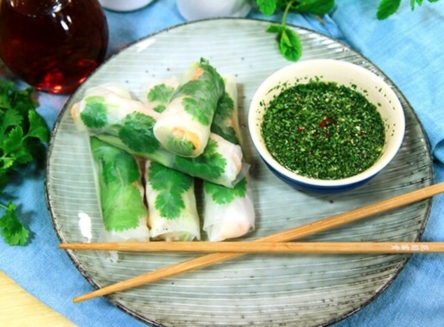 Vietnamesiska vårrullar med nouc cham-dippsås.