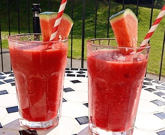 Svalkande Vattenmelon smoothie med hallon & mynta.