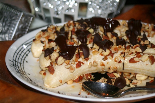 Fryst banandessert med nötter och mörk choklad