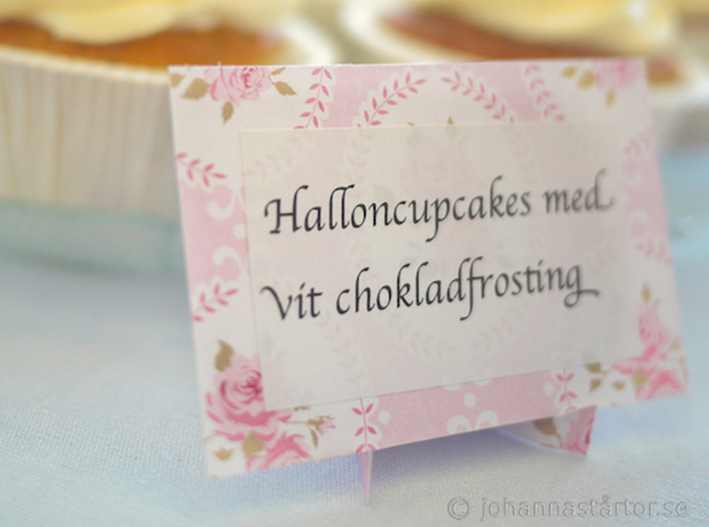 Halloncupcakes med vit chokladfrosting
