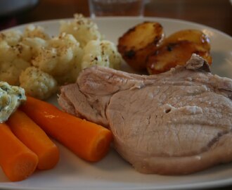 Ugnsstekt kotlettrad, ugnsrostad potatis, parmesanpimpad blomkål och morötter med timjan- och vitlökssmör