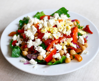 Vårsallad med kikärtor och feta