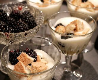 Zabaglione på Vin santo med björnbär och cantuccinikex