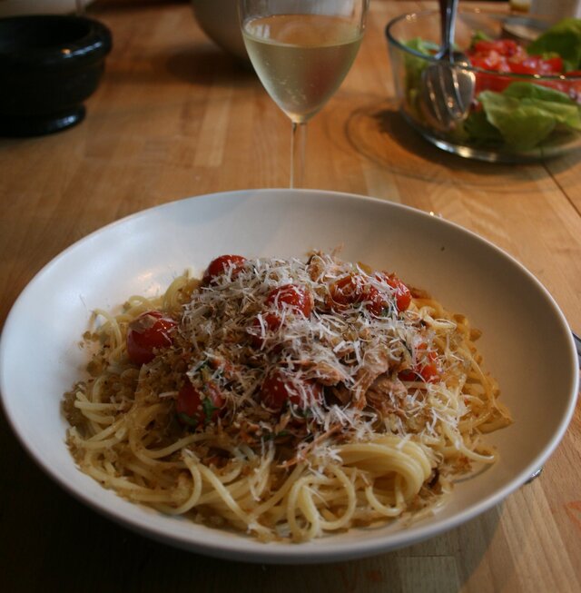 Spagetti med tonfisk, tomater, bladpersilja  och en återbloggning