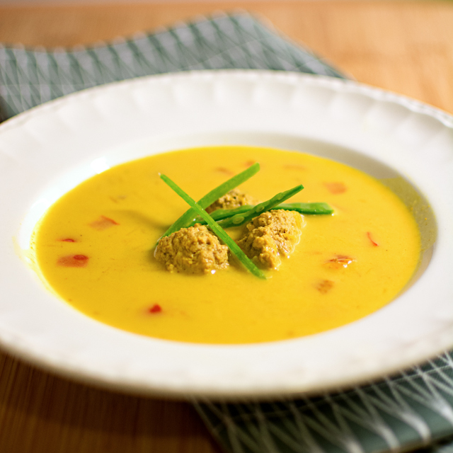 Currysoppa med hönsfrikadeller