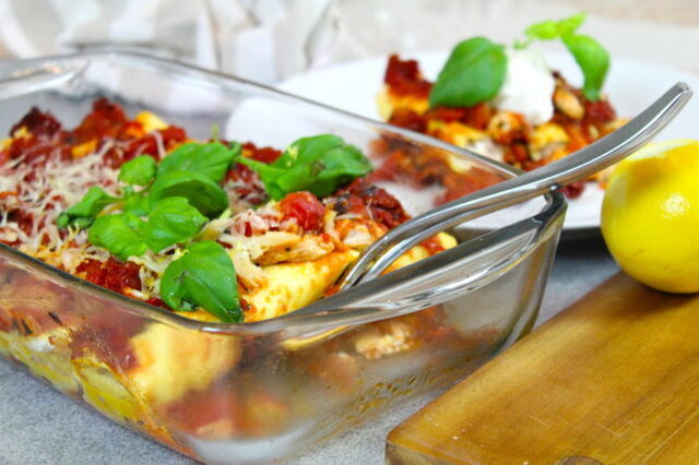 Cannelloni med kyckling, ricotta och tomatsås med soltorkade tomater