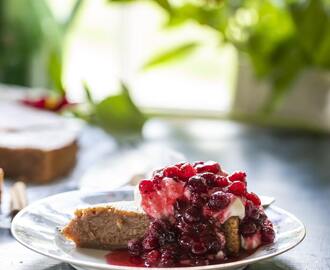 Kanelkladdkaka med rårörda tranbär