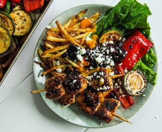 Ur arkivet: Grekisk kyckling souvlaki med krispiga feta fries, marinerade grönsaker, vitlöksrostad saffransaioli & rödvinskokta körsbär