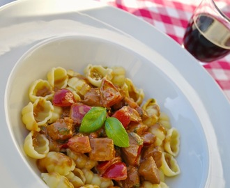 Pastasås med kyckling och färska tomater.