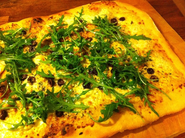 Vit pizza med kronärtskocka och oliver