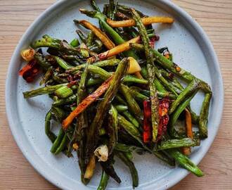 Pannstekt haricots verts med chili och sichuanpeppar