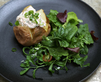 Lördagslunch - bakpotatis med laxröra och balkongsallad