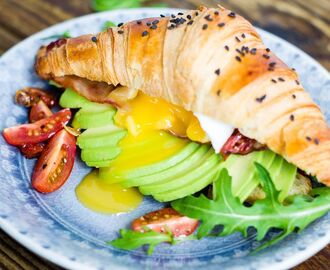 Fylld croissant med avokado, kyckling, soltorkad tomatsalsa & 7-minuters ägg