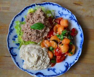 Sallad med tomat-och melonsalsa, tonfisk och bönröra