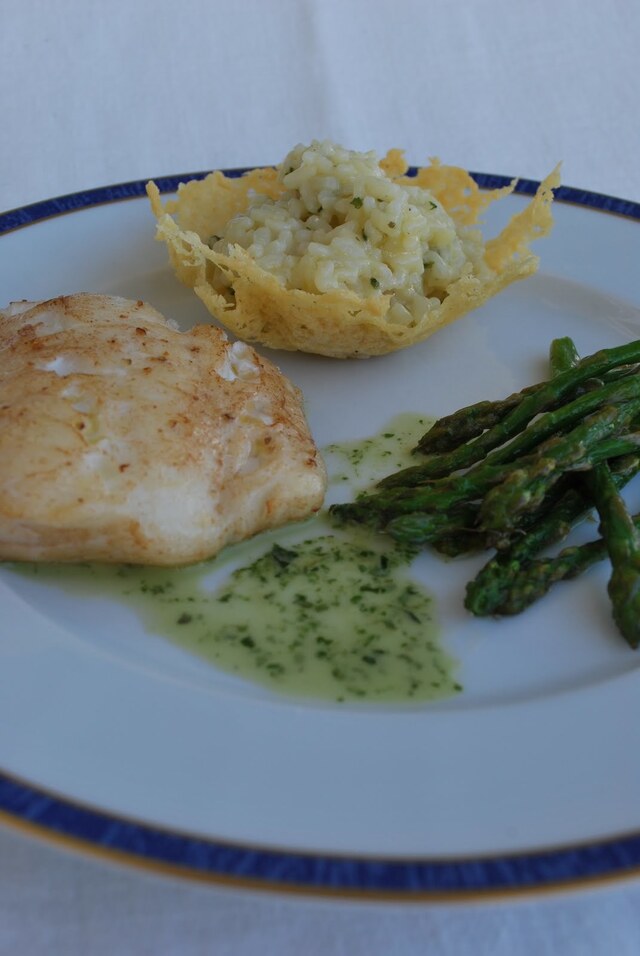 Ugnsbakad torskrygg champagne- och örtrisotto i parmesankorg