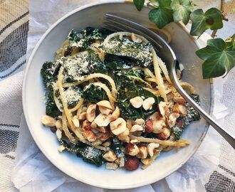 Linguine med kål, mandelsmör (!) och hasselnötter