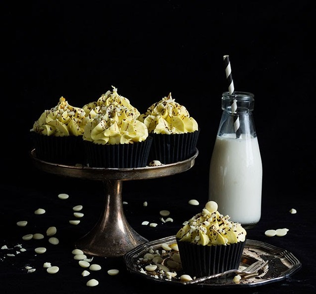 Vaniljcupcakes med passionskräm toppade med vit choklad och lakritssirap