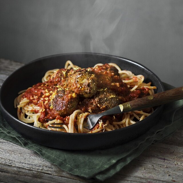 Köttbullar half and half med spaghetti och tomatsås - Lotta Lundgren