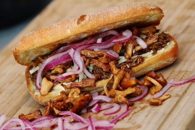 Ciabatta med pulled pork, kantareller och marinerad rödlök - smaklycka!