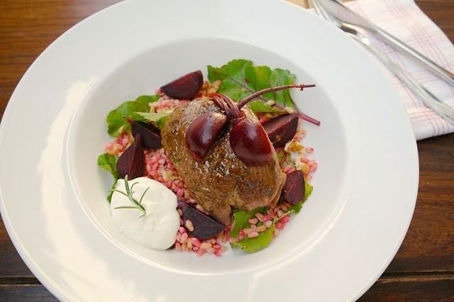 Lammrostbiff med matvetesallad och getostsås.