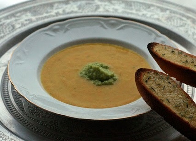 Älskade vardagsmat - värmande soppa med mandelpesto och vitlöksbröd