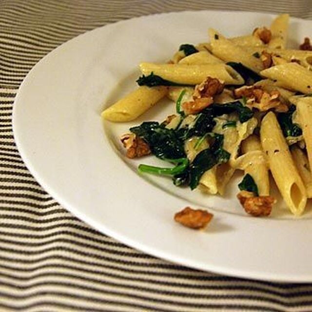 Krämig pasta med gorgonzola och valnötter
