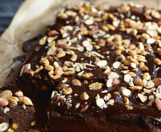 Brownies med tidernas godaste chokladkräm och nötter