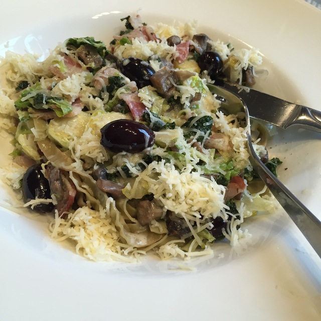 Glutenfri pasta med smakrik röra på champinjoner, grönkål, brysselkå, bacon och svarta oliver