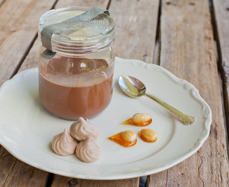 Chokladpannacotta med knäckiga mandlar och minimaränger