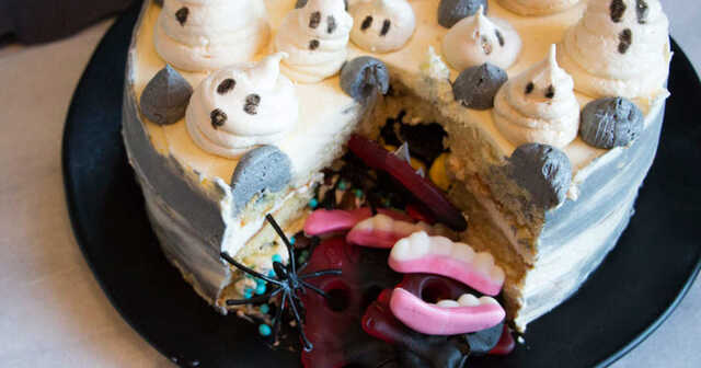 Halloweentårta med godisgömma och spökmaränger