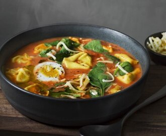 Tomatsoppa med färsk tortelloni och spenat