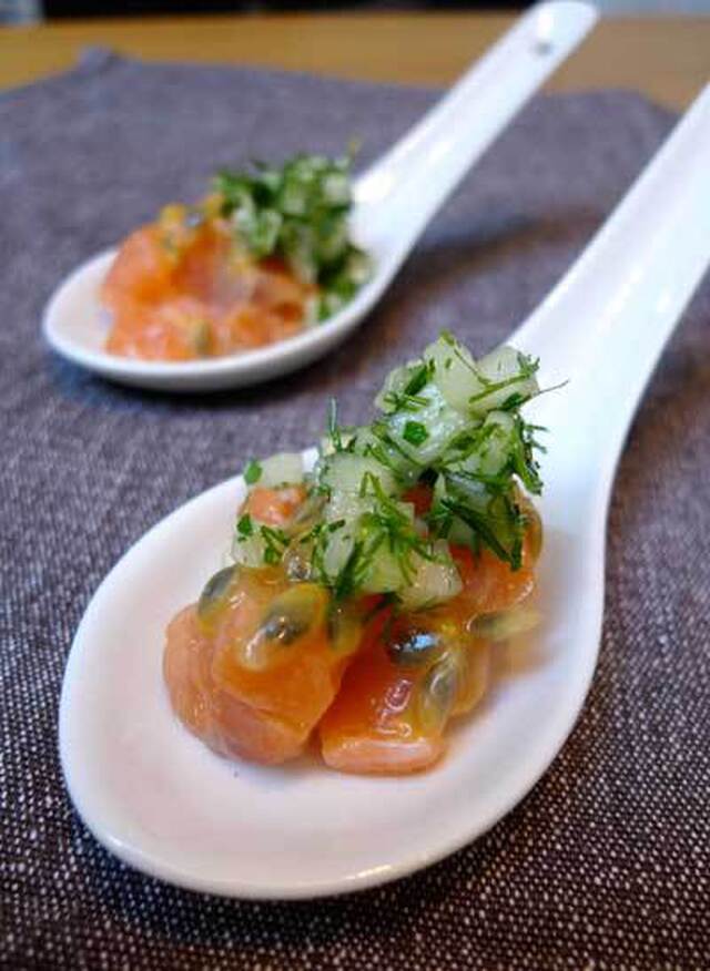 Laxtartar med passionsfrukt och gurksallad