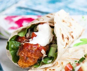 Taco chicken nuggets i tortillabröd och grönsaker