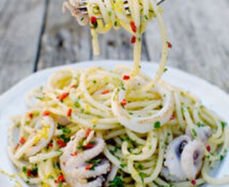Bucatini aglio e oli0 med grillad bläckfisk