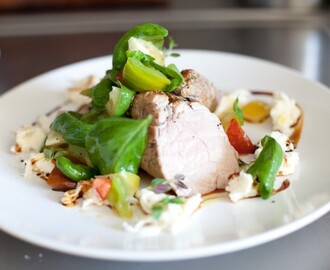 Fläskfilé med tomatsallad och mozzarella